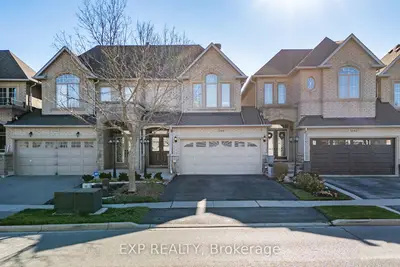 Att/Row/Townhouse in Oakville