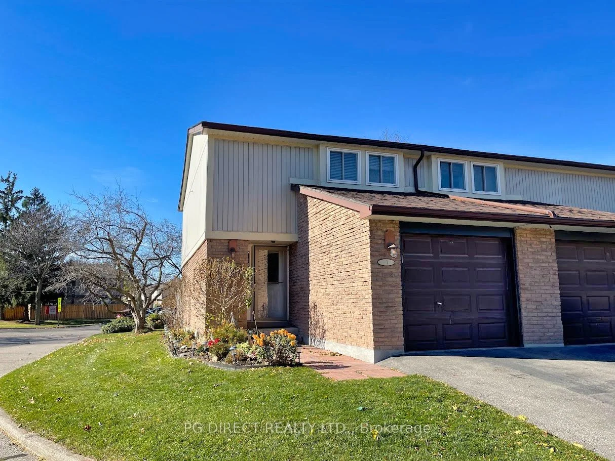 Condo Townhouse in Milton