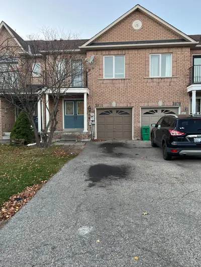 Att/Row/Townhouse in Mississauga