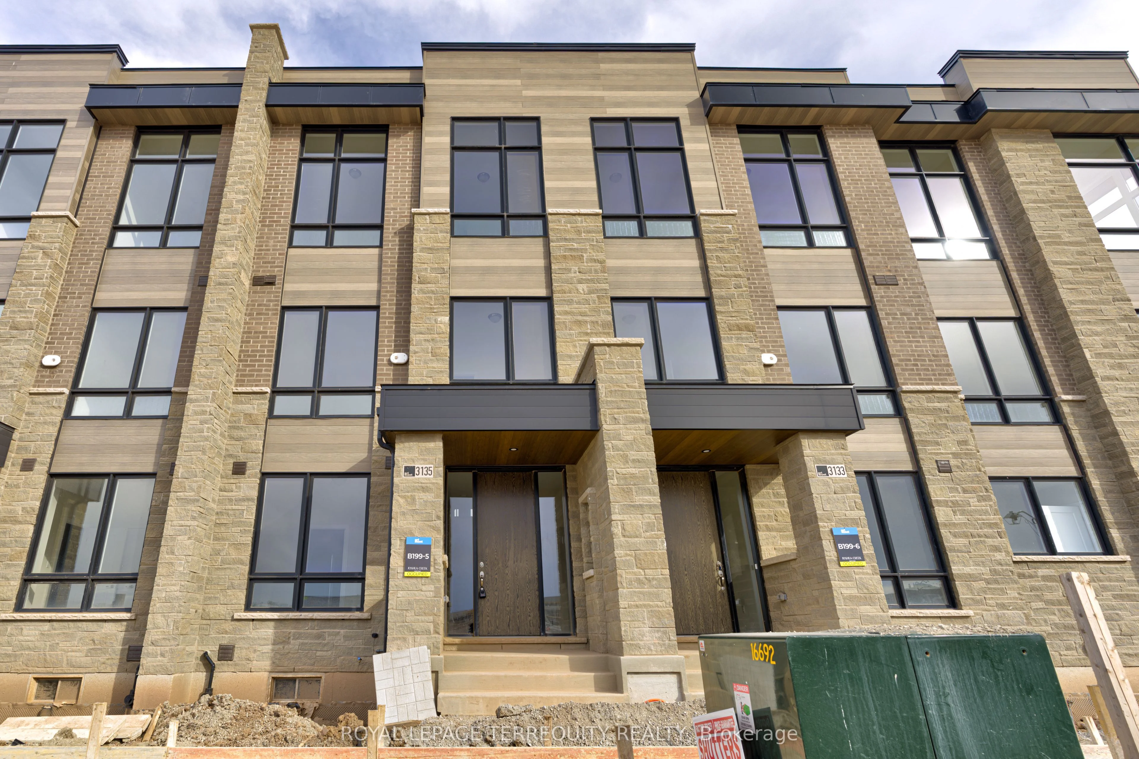 Att/Row/Townhouse in Oakville