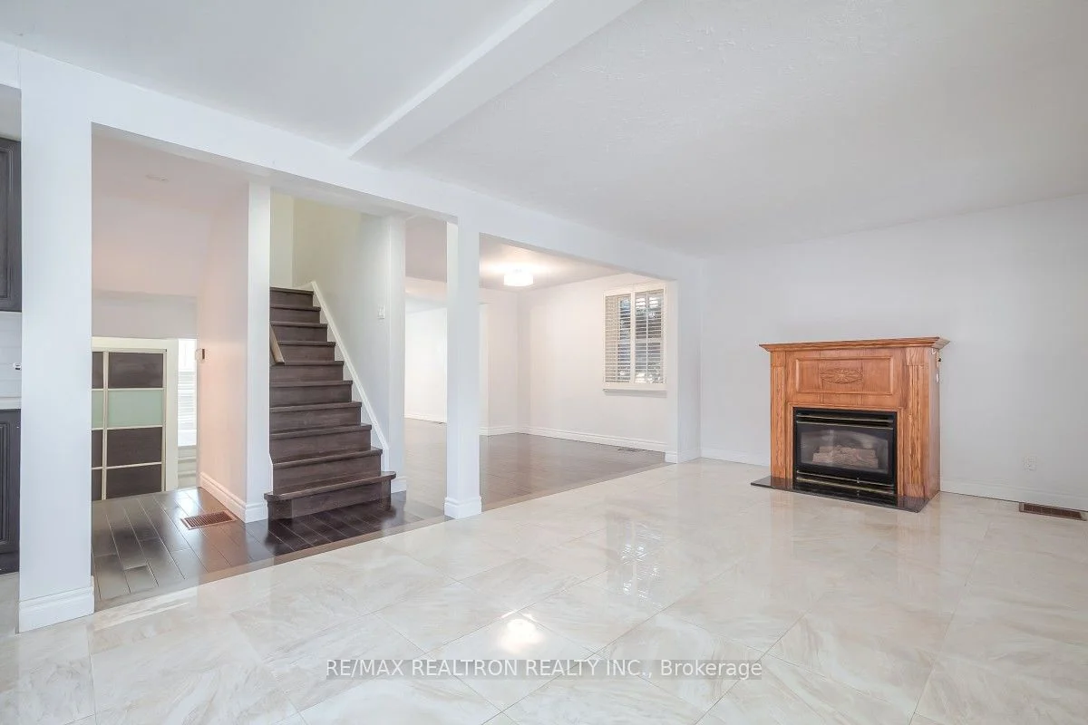 17 Albani Street, Toronto W06, On M8v 1x3