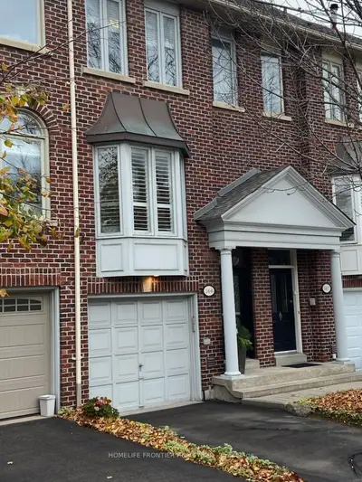 Att/Row/Townhouse in Toronto