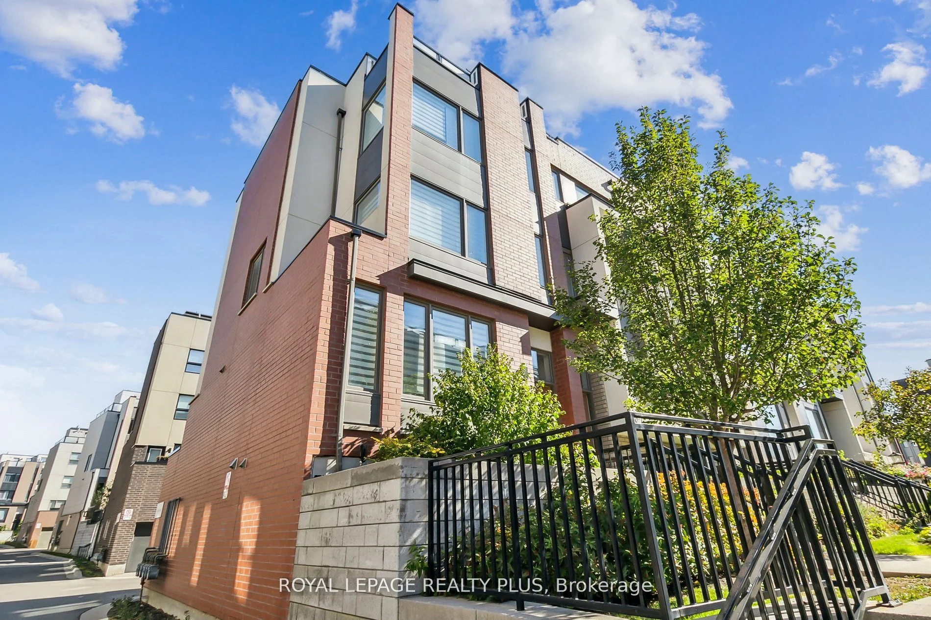 Att/Row/Townhouse in Toronto