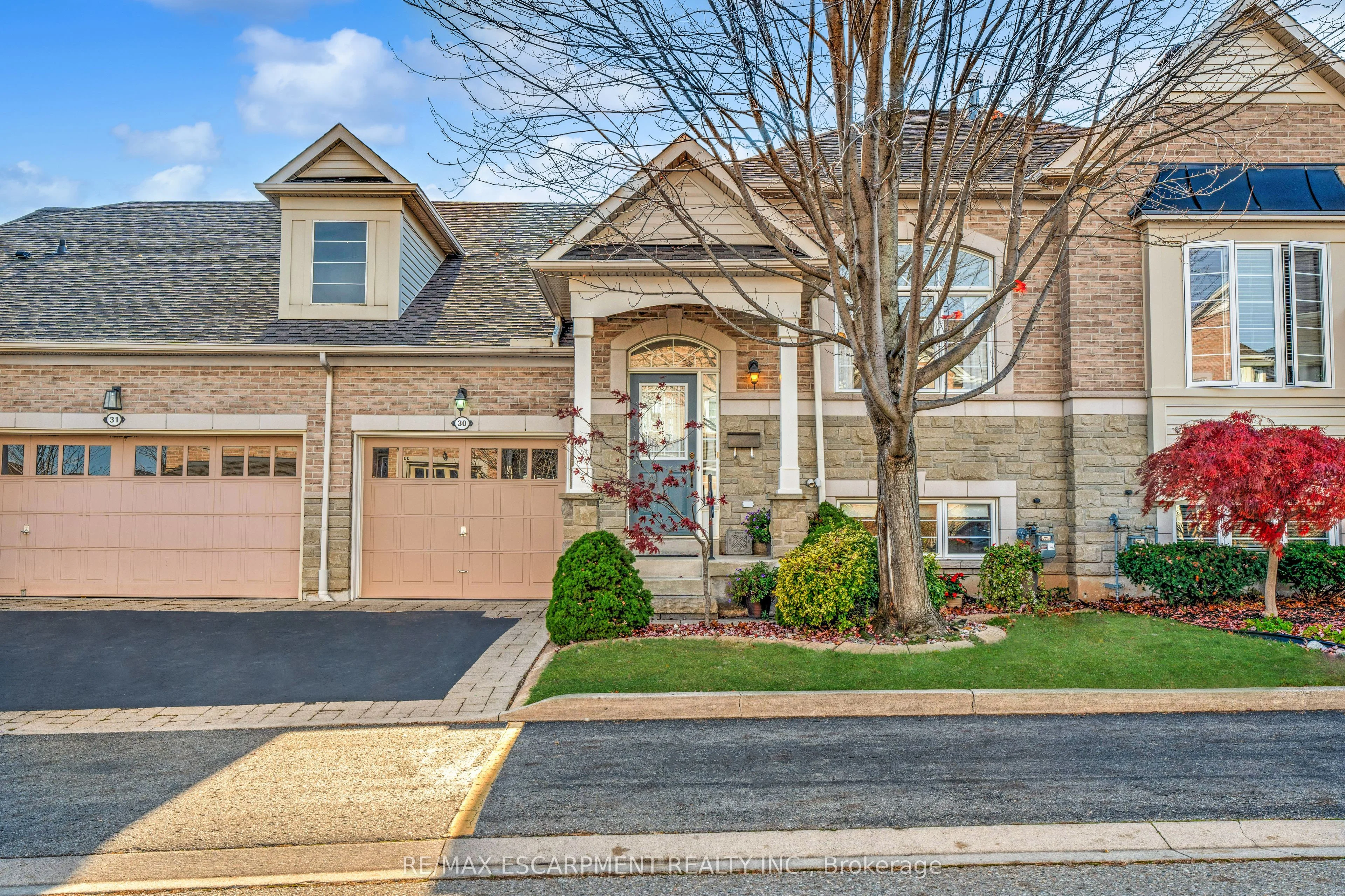 Att/Row/Townhouse in Burlington
