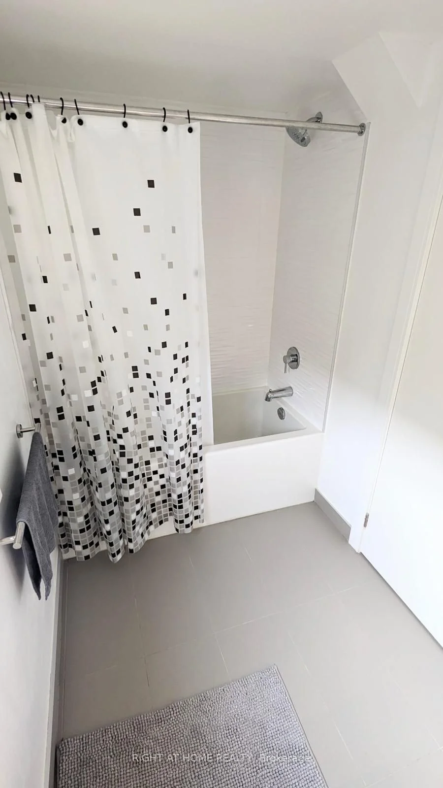 28 Marina Avenue 24, Toronto W06, ON M8W 1K3