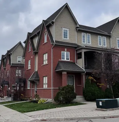 Att/Row/Townhouse in Oakville