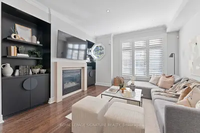 Att/Row/Townhouse in Toronto