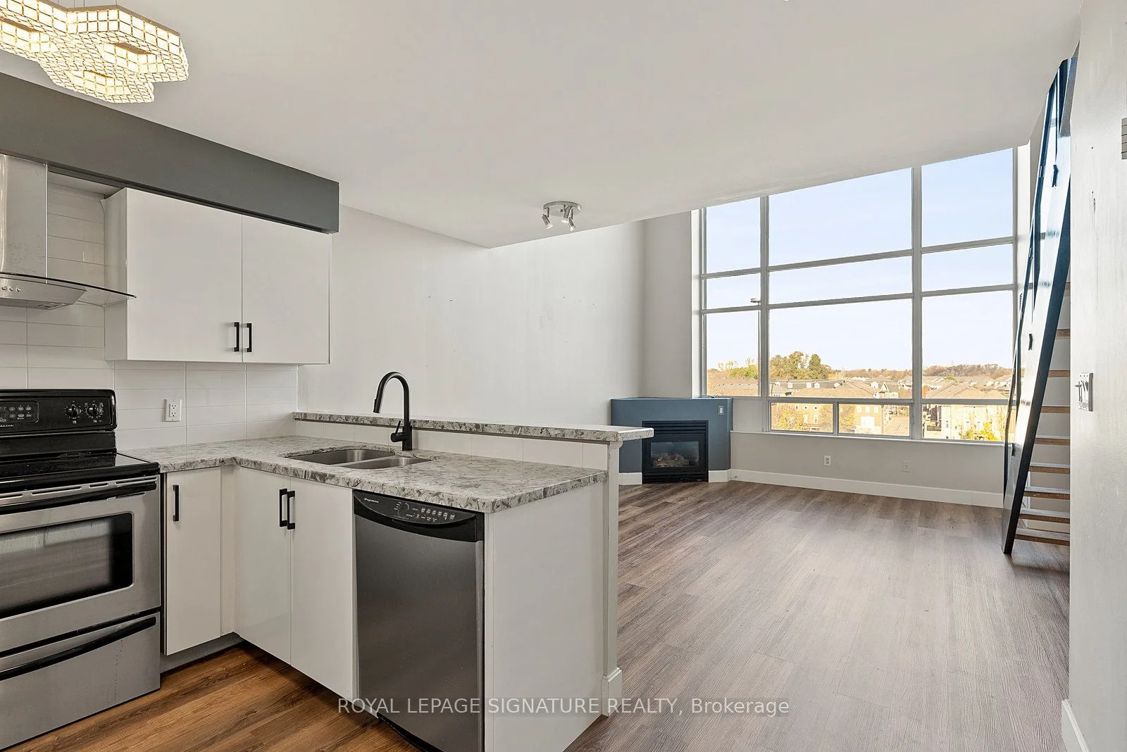 200 Manitoba Street 431, Toronto W06, On M8y 3y9