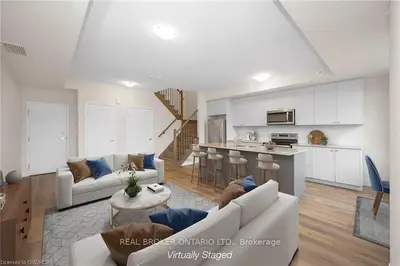 Condo Townhouse in Milton