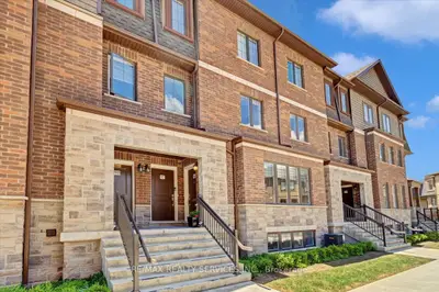 Condo Townhouse in Milton