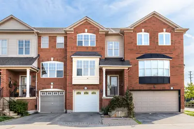 Att/Row/Townhouse in Oakville