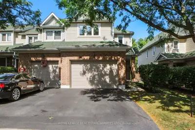 Condo Townhouse in Burlington