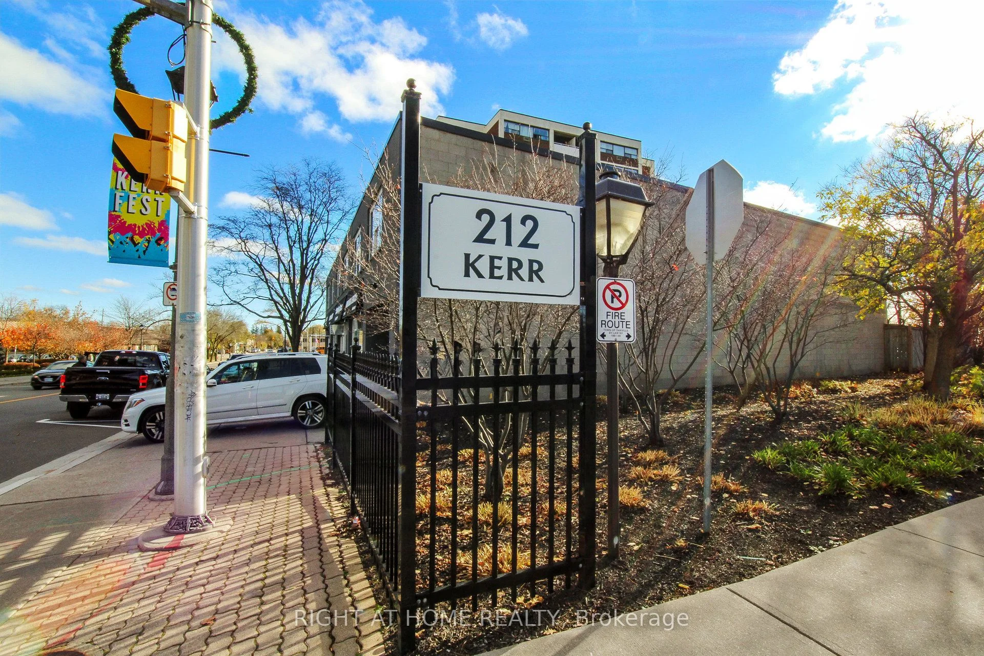 212 Kerr Street 306, Oakville, On L6k 3b1