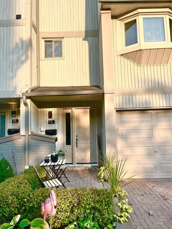 1020 Walden Circle 19, Mississauga, On L5j 4j9