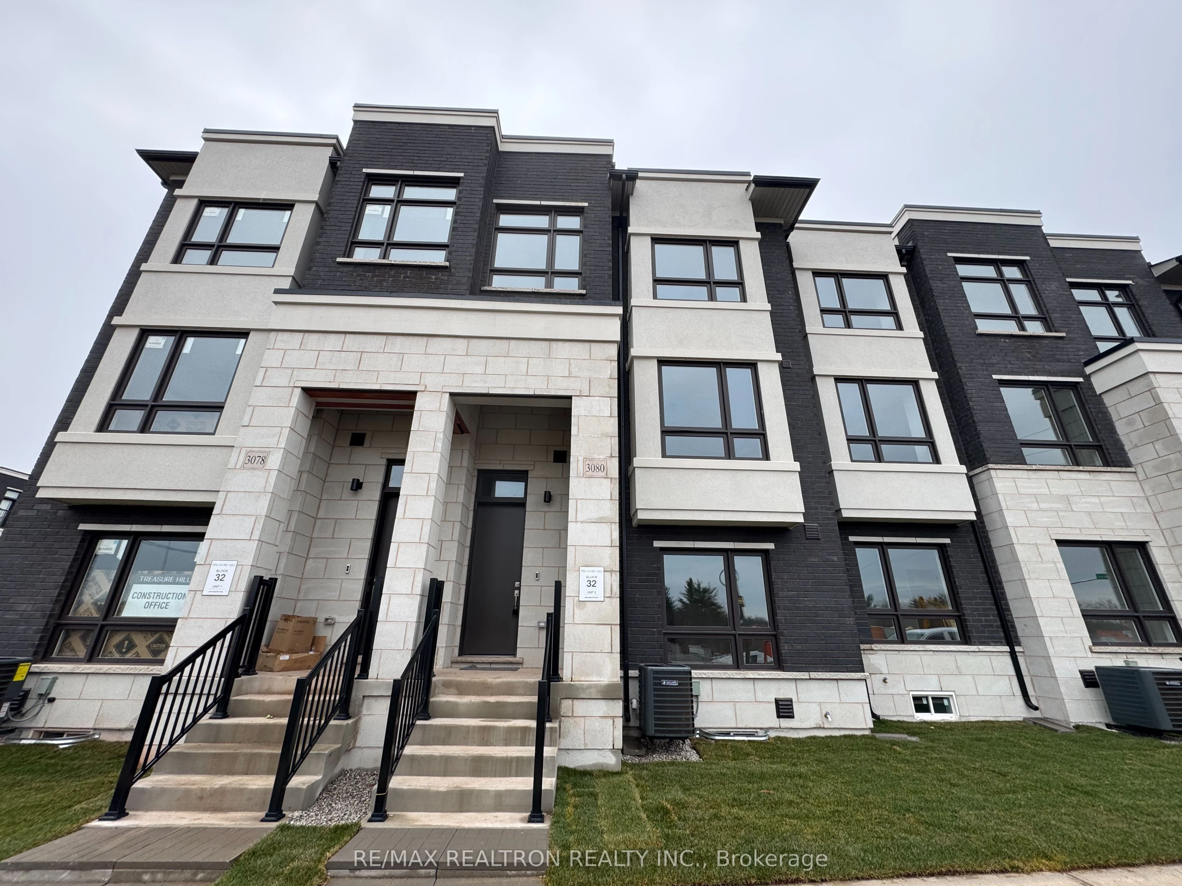 Att/Row/Townhouse in Oakville