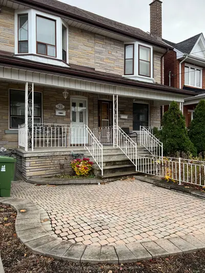 Att/Row/Townhouse in Toronto