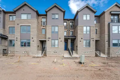 Att/Row/Townhouse in Oakville