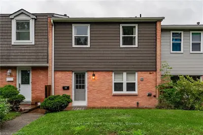 1050 Shawnmarr Road 105, Mississauga, On L5h 3v1