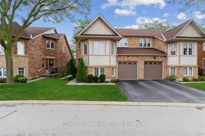 223 Rebecca Street 43, Oakville, On L6k 3y2