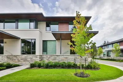 10 Maple Grove Drive 16, Oakville, On L6j 0e1