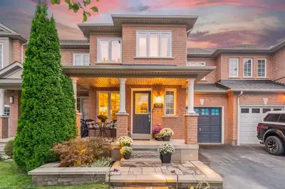 Att/Row/Townhouse in Burlington