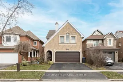 5935 Leeside Crescent, Mississauga, On L5m 5l8