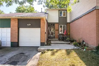 Att/Row/Townhouse in Oakville