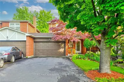1405 Cedarglen Court, Oakville, On L6m 2x8
