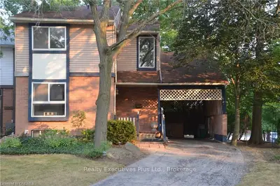 Att/Row/Townhouse in Oakville