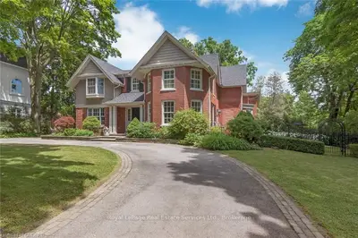 65 Thomas Street, Oakville, On L6j 3a3