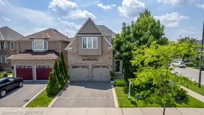 7282 Blackwood Mews, Mississauga, On L5n 8g9