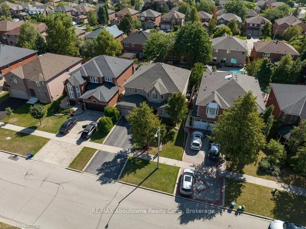 2082 GRAND RAVINE Drive, Oakville, ON L6H 6B5