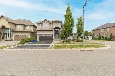2500 MILLSTONE Drive, Oakville, ON L6M 0H5