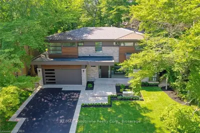 1375 AMBER Crescent, Oakville, ON L6J 2P1
