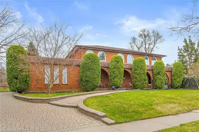 1374 BRIDGESTONE Lane, Mississauga, ON L5J 4E5