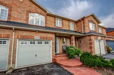 2025 ERIKA Court, Oakville, ON L6M 4R4
