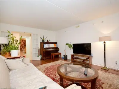 1460 BISHOPS Gate 311, Oakville, ON L6M 4N5