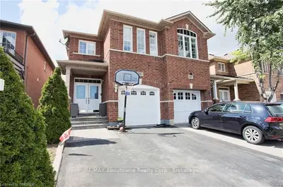 158 BRETON Avenue Main/Upper, Mississauga, ON L4Z 4K4