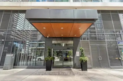 510 CURRAN PLACE Place 3705, Mississauga, ON L5B 0J8