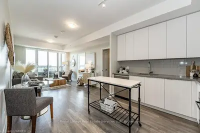 297 Oak Walk Drive 910, Oakville, On L6h 6z3