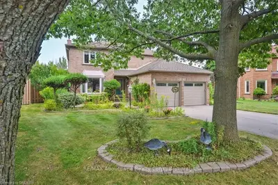 2107 PINEVIEW Drive, Oakville, ON L6H 5M5