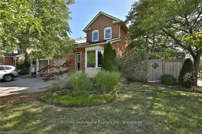2074 GLENADA Crescent, Oakville, ON L6H 4M2