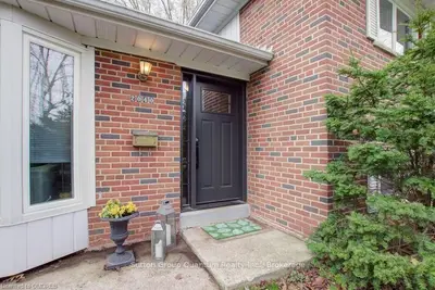 2040 SEABROOK Drive, Oakville, ON L6L 2T7