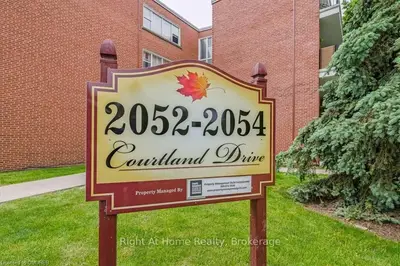 2052 COURTLAND Drive 301, Burlington, ON L7R 1R8