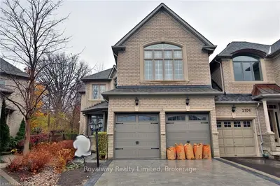 2104 PINEVALLEY Crescent E, Oakville, ON L6H 6L8