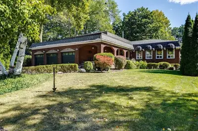 216 McCraney Street W, Oakville, ON L6H 1H7