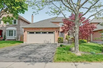 2075 Banbury Crescent, Oakville, ON L6H 5P8