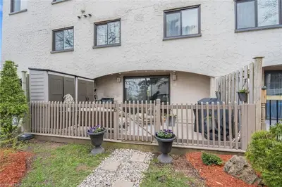1008 FALGARWOOD Drive 16, Oakville, ON L6H 2P5