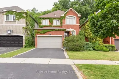 487 TURNBERRY Crescent, Mississauga, ON L4Z 3W5