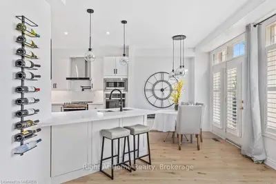 1267 DORVAL Drive 2, Oakville, ON L6M 3Z4
